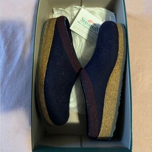 Women’s stegman clogs size 7 navy blue!